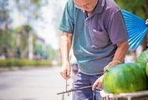 免费吃瓜救孙女,爱心接力传递社会正能量
